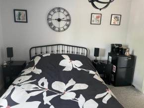 Cosy home from home with PRIVATE BATHROOM - office facilities available upon request